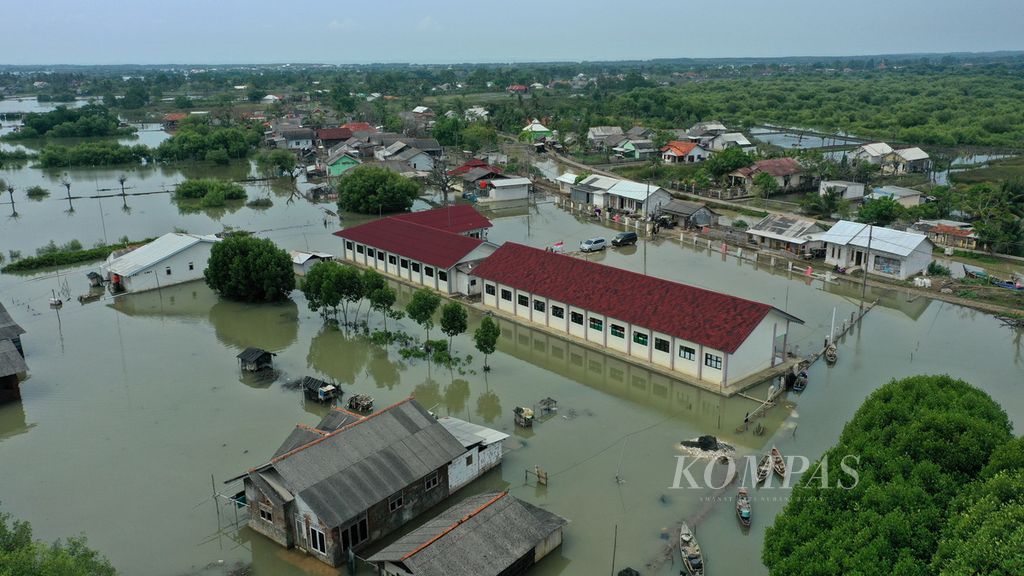 Ilustrasi. Halaman SDN Pantai Bahagia 04 yang terendam banjir rob di Kampung Beting, Desa Pantai Bahagia, Kecamatan Muaragembong, Kabupaten Bekasi, Jawa Barat, Minggu (27/11/2022). 