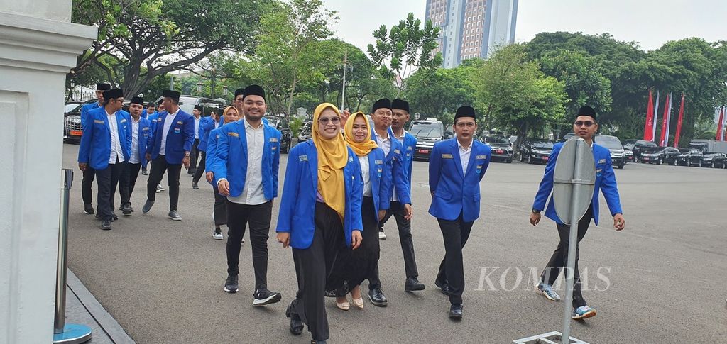 Belasan Pengurus Besar Pergerakan Mahasiswa Islam Indonesia (PB PMII) saat hendak bertemu dengan Presiden Joko Widodo di Istana Merdeka, Jakarta, Selasa (25/7/2023). 