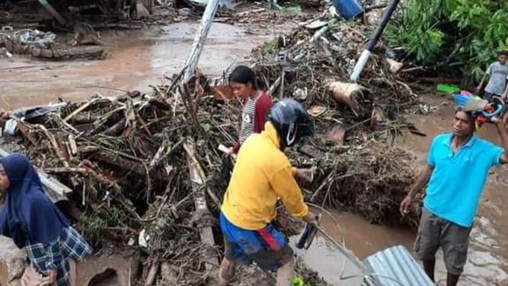 Kerusakan pascabanjir bandang di Desa Waiburak, Kecamatan Adonara Timur, Kabupaten Flores Timur, Nusa Tenggara Timur, Minggu (4/4/2021).