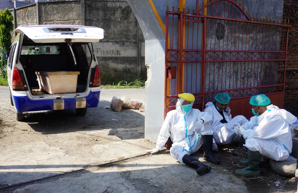 Petugas pemulasaraan jenazah menunggu giliran memakamkan jenazah pasien Covid-19 di Makam Muslim Panggung, Kecamatan Tegal Timur, Kota Tegal, Jawa Tengah, Rabu (30/6/2021). 