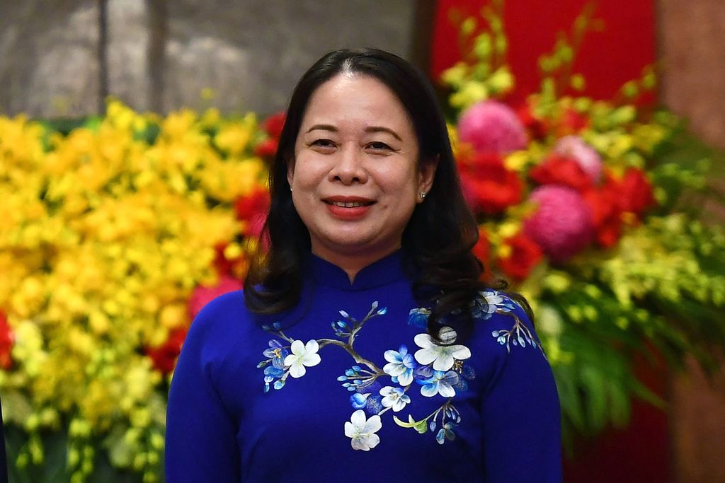 Foto yang diambil pada 1 November 2022 ini memperlihatkan Wakil Presiden Vietnam Vo Thi Anh Xuan tengah ikut menerima kunjungan Pangeran Frederik dan Putri Mary (tidak terlihat) dari Kerajaan Denmark di Hanoi, Vietnam.  