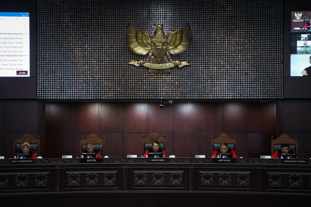 Ketua Mahkamah Konstitusi (MK) Anwar Usman (tengah) membacakan putusan uji materi terhadap Undang-Undang Nomor 30 Tahun 2002 tentang Komisi Pemberantasan Tindak Pidana Korupsi di Gedung MK, Jakarta, Kamis (25/5/2023). MK mengabulkan permohonan uji materi terkait perubahan masa jabatan pimpinan Komisi Pemberantasan Korupsi (KPK) dari empat tahun menjadi lima tahun. Sebelumnya, gugatan tersebut diajukan oleh Wakil Ketua KPK Nurul Ghufron sejak November 2022. 
