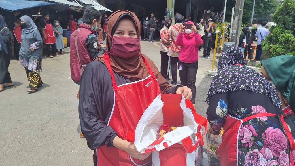 Ade Siti Sarah (52) menunjukkan paket bantuan sosial di Pasar Sederhana, Pasteur, Kecamatan Sukajadi, Kota Bandung, Jawa Barat, Senin (17/1/2022). Selain mendapatkan bantuan sosial dari Presiden Joko Widodo, Ade bersama pedagang lainnya juga menerima paket bantuan sembako,