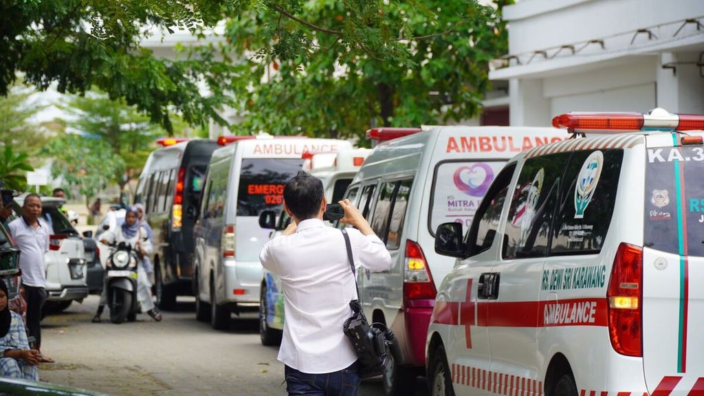 Proses pemindahan 11 jenazah korban kecelakaan di Jalan Tol Jakarta-Cikampek Kilometer 58 dari Rumah Sakit Umum Karawang ke Rumah Sakit Polri Kramatjati, Jakarta, Rabu (10/4/2024). Sementara satu jenazah telah teridentifikasi atas nama Najwa Devira.