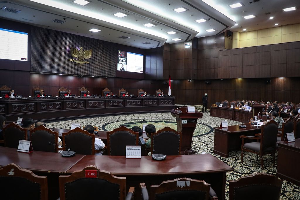 Suasana sidang putusan uji materi Undang-Undang Nomor 30 Tahun 2002 tentang Komisi Pemberantasan Tindak Pidana Korupsi di Gedung MK, Jakarta, Kamis (25/5/2023). MK mengabulkan permohonan uji materi terkait perubahan masa jabatan pimpinan KPK dari empat tahun menjadi lima tahun. 