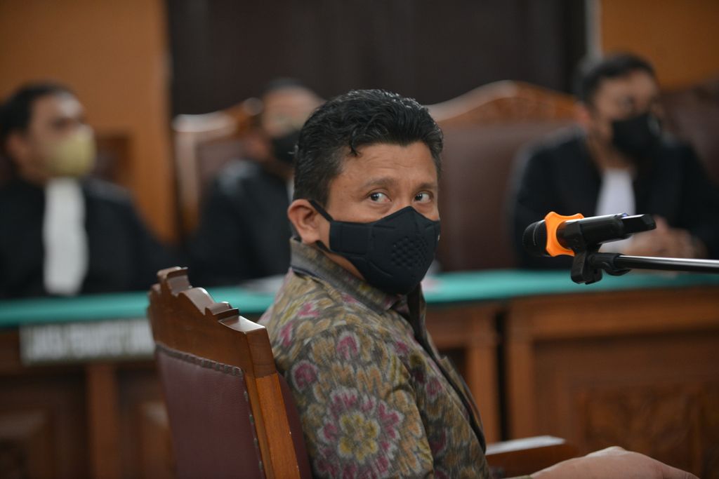Terdakwa bekas Kepala Divisi Profesi dan Pengamanan Ferdy Sambo menoleh ke arah wartawan di Pengadilan Negeri Jakarta Selatan, Kamis (20/10/2022). 