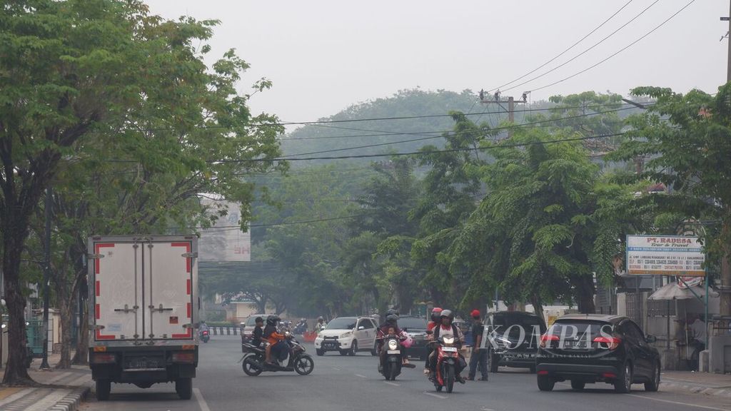 Kabut asap akibat kebakaran hutan dan lahan masih menyelimuti Kota Banjarmasin, Kalimantan Selatan, hingga tengah hari, Minggu (8/10/2023) .