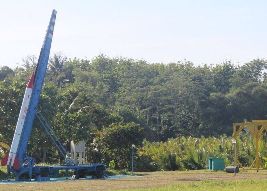 Dua roket eksperimen buatan periset dari Lembaga Penerbangan dan Antariksa Nasional berhasil diuji terbang di Garut, Jawa Barat, Kamis (7/12).