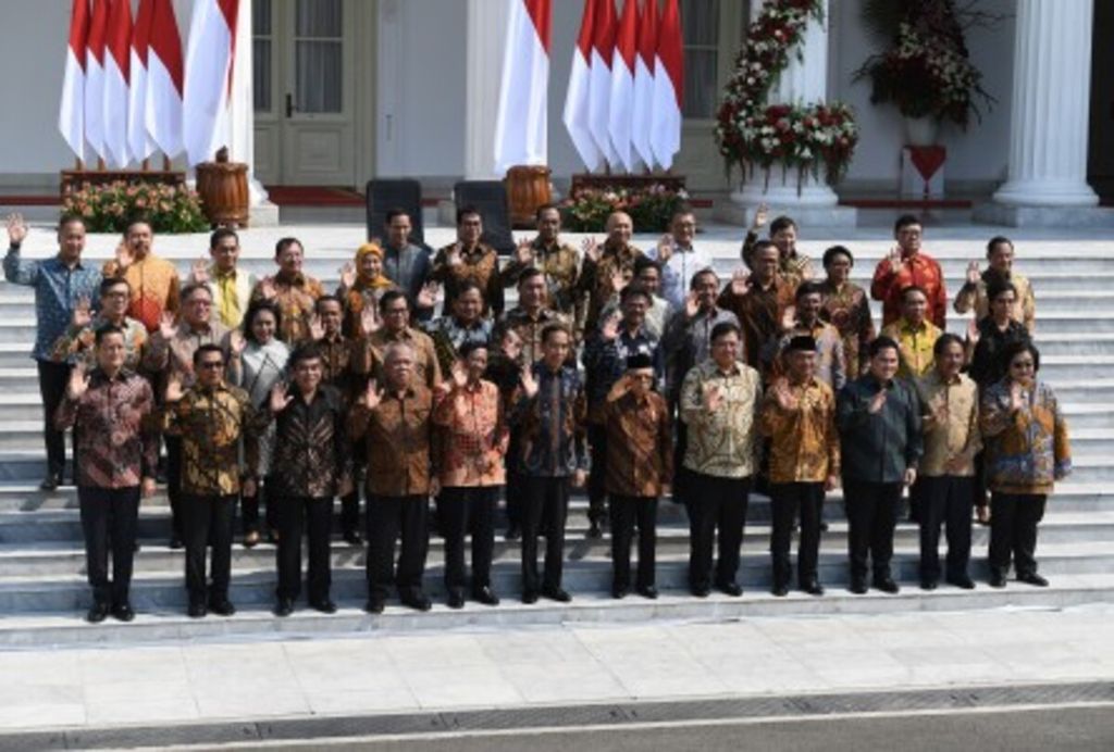 Presiden Joko Widodo, didampingi Wapres Ma'ruf Amin, memperkenalkan jajaran menteri Kabinet Indonesia Maju di tangga beranda Istana Merdeka, Jakarta, Rabu (23/10/2019).
