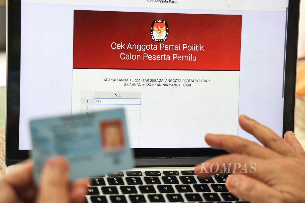 Seorang warga mengecek nomor induk kependudukannya di laman infopemilu.kpu.go.id milik KPU di Jakarta, Kamis (4/8/2022).