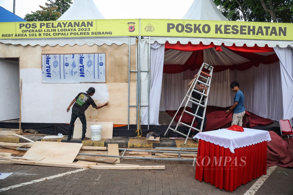 Pekerja menyiapkan pos kesehatan dan pos pelayanan di <i>rest area </i>Kilometer 101 B Tol Cikampek-Palimanan, Kabupaten Subang, Jawa Barat, Minggu (17/12/2023). 
