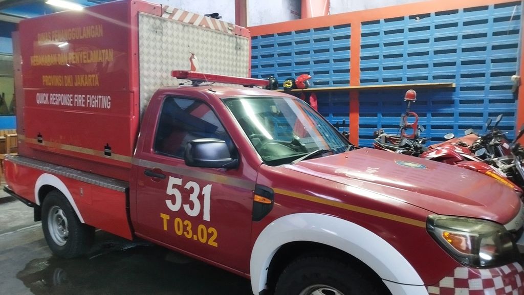 Unit mobil <i>quick response </i>milik petugas pemadam kebakaran. Mobil tersebut mampu menampung air hingga 2.500 liter. Biasanya, mobil <i>quick response </i>digunakan untuk menjangkau akses dengan jalan sempit. Selain itu, mobil tersebut juga bertugas untuk mencari sumber-sumber air terdekat dan menyedotnya untuk suplai air.