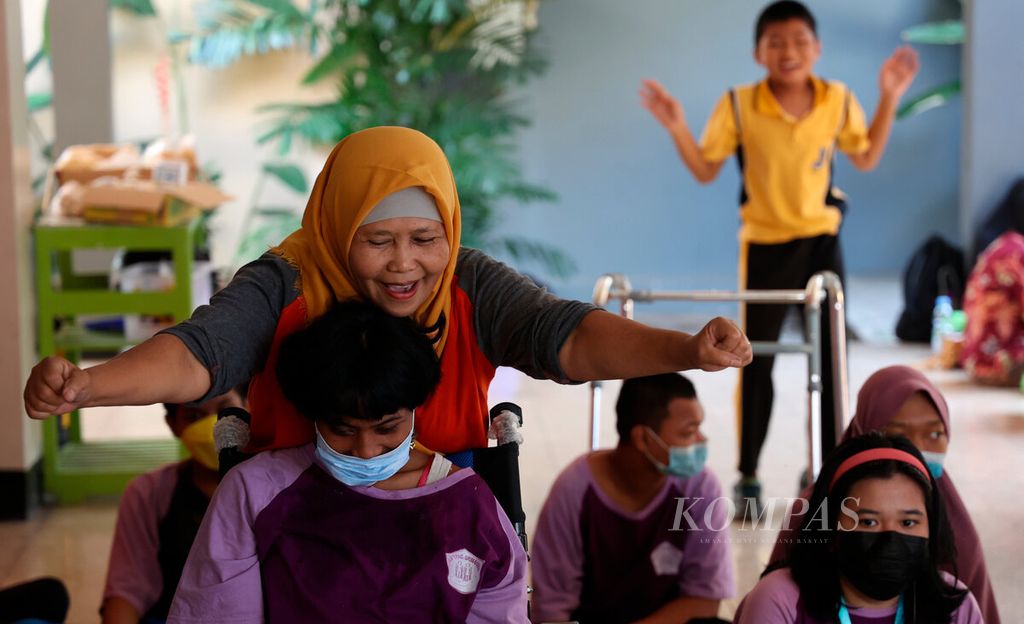 Ibu guru memberikan apresiasi bagi siswanya yang berkebutuhan khusus saat mengikuti berbagai lomba yang diadakan di Yayasan Pembinaan Anak Cacat (YPAC), Kota Semarang, Jawa Tengah, Jumat (12/8/2022).