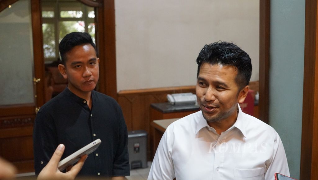 Wakil Gubernur Jawa Timur Emil Elestianto Dardak (kanan) saat diwawancarai wartawan seusai bertemu dengan Wali Kota Surakarta Gibran Rakabuming Raka (kiri), di Balai Kota Surakarta, Jawa Tengah, Jumat (20/1/2023).