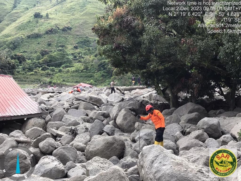 Tim SAR gabungan melakukan pencarian dan pertolongan terhadap korban banjir bandang di Desa Simangulampe, Kecamatan Baktiraja, Kabupaten Humbang Hasundutan, Sabtu (2/12/2023). Satu korban meninggal ditemukan dan 11 orang lainnya masih hilang. 