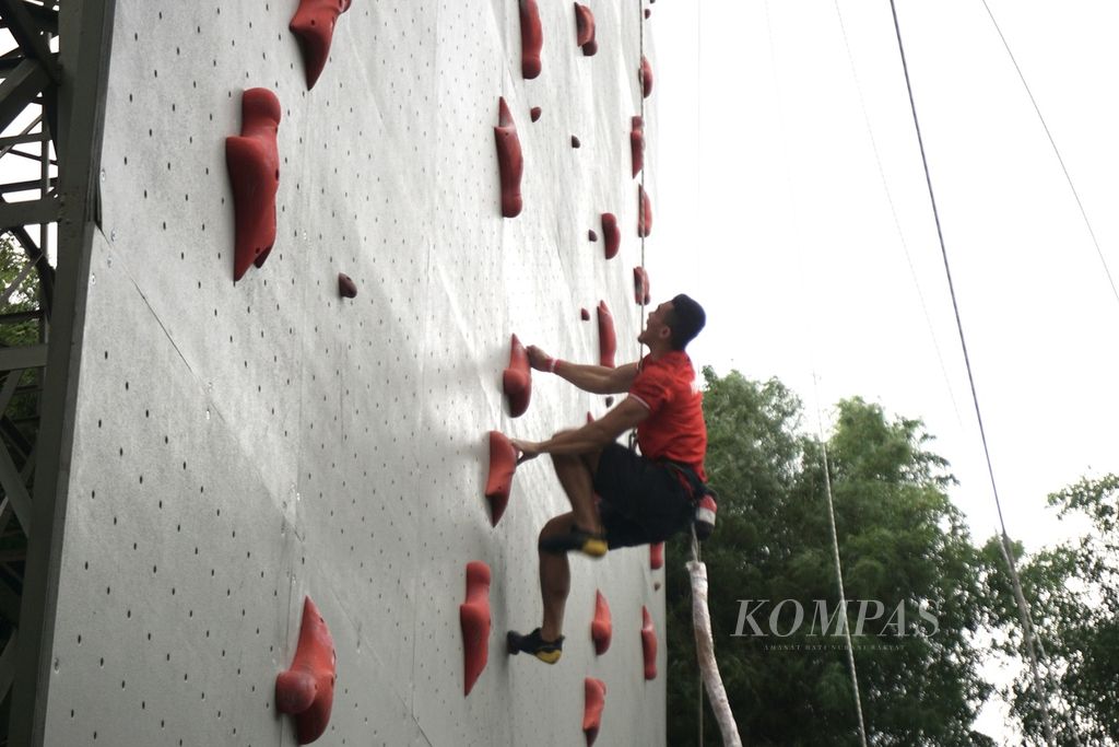 Pemanjat tebing putra nomor <i>speed </i>Indonesia, Kiromal Katibin, berlatih di pemusatan latihan panjat tebing di halaman parkir Hotel Santika Premiere, Kota Harapan Indah, Bekasi, Jawa Barat, Jumat (8/3/2024) sore