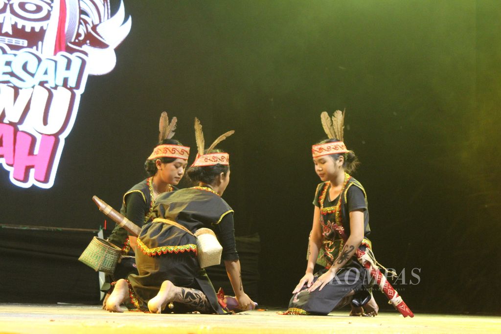 Tarian Bahuma Batongah dari Desa Kinipan, Kabupaten Lamandau, Kalteng, dibawakan remaja-remaja dalam acara pagelaran budaya Bakesah Lewu Itah di Kota Palangka Raya, Kalteng, Minggu (2/9/2024).