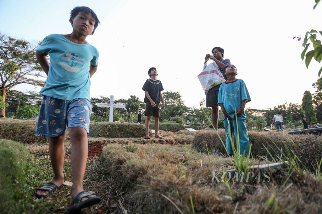 Anak dan remaja mencari layangan yang putus di TPU Tanah Kusir, Jakarta, Selasa (12/9/2023). 