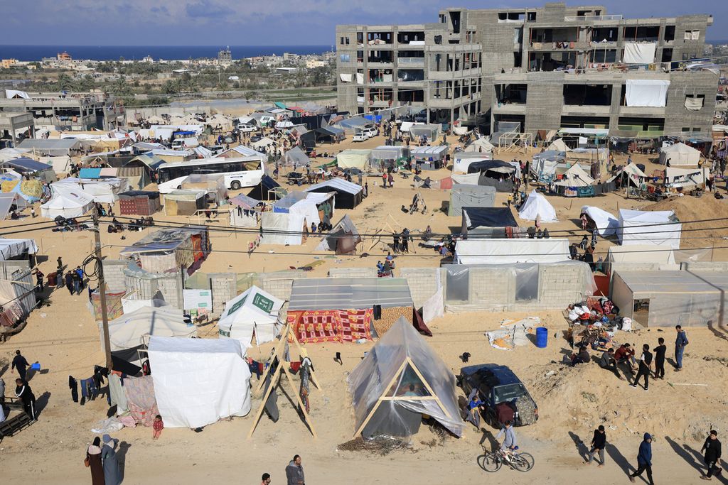 Pengungsi Palestina yang melarikan diri dari Khan Yunis mendirikan kamp di Rafah lebih jauh ke selatan dekat perbatasan Jalur Gaza dengan Mesir, pada 6 Desember 2023, 