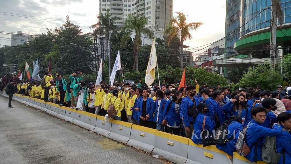 Massa mahasiswa dari sejumlah kampus berkumpul di sekitar Harmoni, Jakarta, Jumat (1/4/2022). Mereka menolak penundaan pemilu dan perpanjangan masa jabatan presiden.