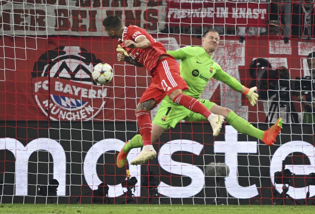 Bek Bayern Muenchen, Lucas Hernandez (kiri), mencetak gol melalui sundulan kepala ke gawang Barcelona yang dijaga Marc-Andre ter Stegen dalam penyisihan grup Liga Champions Eropa di Arena Allianz, Muenchen, Jerman, Rabu (14/9/2022) dini hari WIB. 
