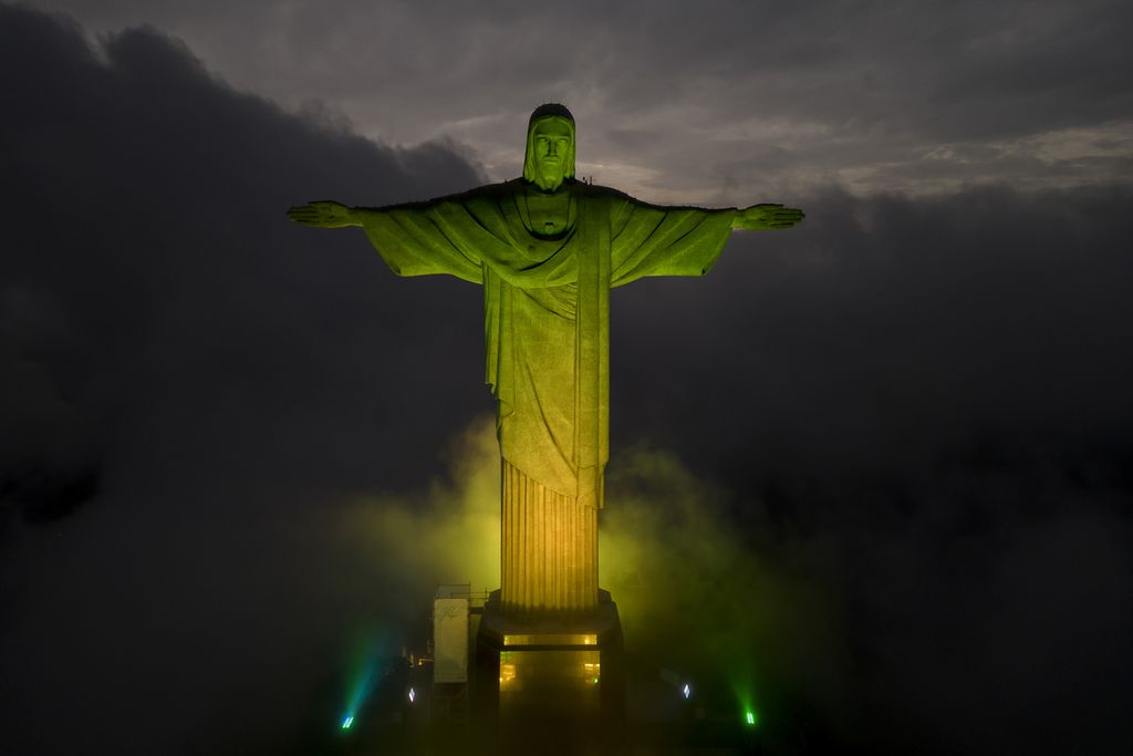 Patung Kristus Sang Penebus, ikon kota Rio de Janeiro dan Brasil, berselimutkan warna hijau dan kuning, warna nasional Brasil, untuk menghormati legenda sepak bola Brasil, Pele, yang meninggal pada Kamis (29/12/2022). 