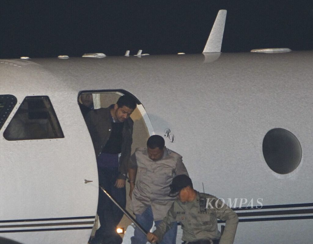 Tersangka kasus suap wisma atlet, Muhammad Nazaruddin turun dari pesawat di bandara Halim Perdanakusuma, Jakarta Timur, Sabtu (13/8). 