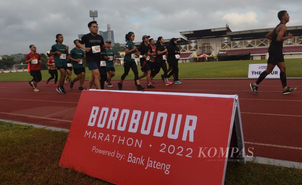 Pelari menjajal lintasan saat The Tour Borobudur Marathon di Lapangan Thor, Kota Surabaya, Jawa Timur, Minggu (14/8/2022). 