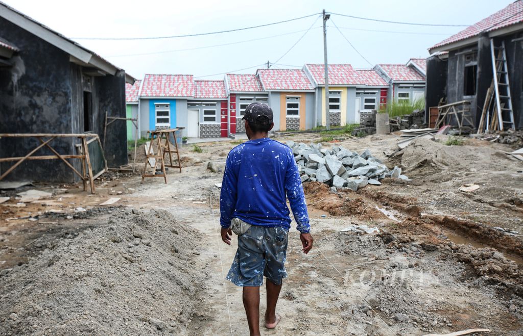Aktivitas pekerja di proyek pembangunan perumahan subsidi di Desa Cibunar, Parung Panjang, Kabupaten Bogor, Jawa Barat, Senin (19/2/2024). Perumahan subsidi tumbuh di kawasan Parung Panjang.  