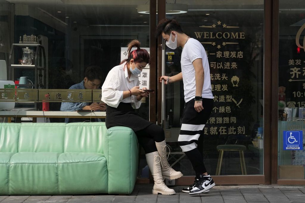 Pegawai salah satu salon sedang menunggu pelanggan di Beijing, China, Minggu (13/3/2022). China telah berkali-kali mengangkat isu penundaan usia pensiun, tetapi selalu mendapat reaksi dari kalangan tua dan juga kalangan muda.