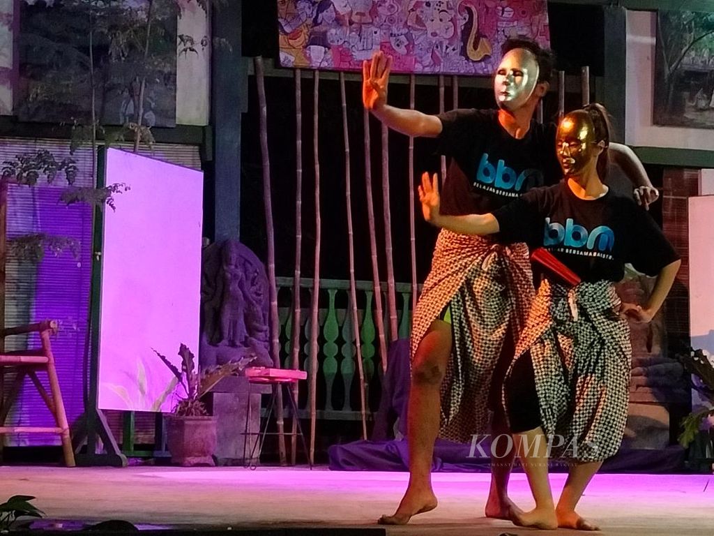 Dua penari menari di atas panggung di Studio Mendut, Kecamatan Mungkid, Kabupaten Magelang, Jawa Tengah, Jumat (24/6/2022) malam. Tarian ini ditampilkan sebagai hasil pembelajaran dan eksplorasi mereka belajar tari topeng bersama maestro tari Didik Nini Thowok.