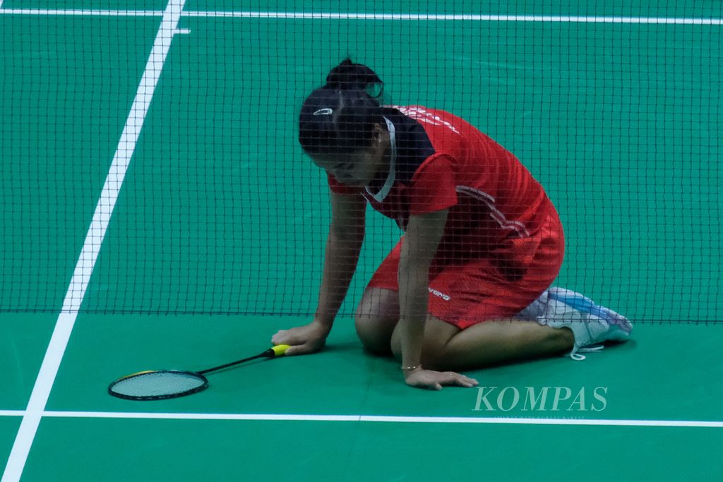 Tunggal pertama Indonesia, Gregoria Mariska Tunjung, takluk dari wakil Vietnam Nguyen Thuy Linh, 21-14, 17-21, 16-21, dalam semifinal beregu SEA Games Vietnam 2021 di Bac Giang Gymnasium, pada Selasa (17/5/2022).