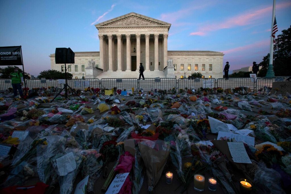 Bunga, lilin, dan berbagai penanda lainnya terlihat di depan gedung Mahkamah Agung Amerika Serikat di Washington DC, 19 September 2020, sebagai tanda penghormatan terhadap Hakim Agung Ruth Bader Ginsburg yang meninggal. Amerika Serikat termasuk salah satu negara dengan perlindungan terhadap kebebasan berpendapat yang paling kuat di dunia. 