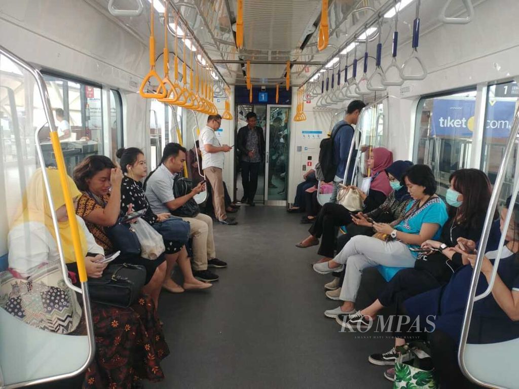 ILUSTRASI. Suasana di dalam angkutan umum berbasis rel atau MRT, Rabu (15/5/2019) pagi, ketika mengarah ke Stasiun Bundaran Hotel Indonesia, Jakarta.