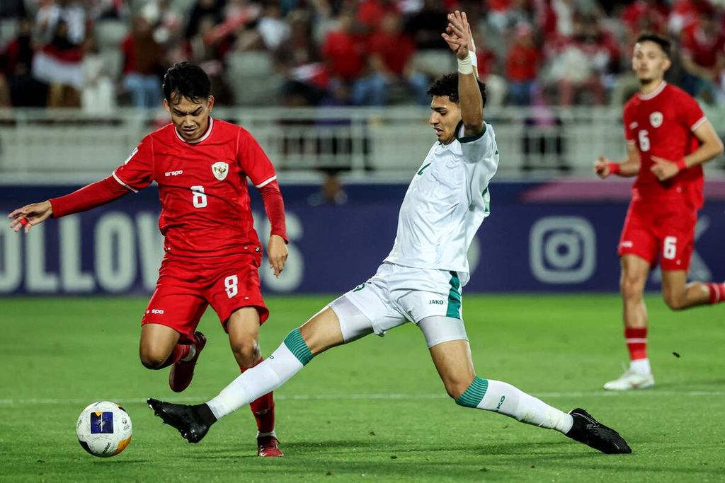 Iraqi player, Zaid Tahseen (right/4), and Indonesian player, Witan Sulaeman (left/8), are competing for the ball during the third-place match of the U-23 Asia Cup at Abdullah bin Khalifa Stadium in Doha on Thursday (May 2nd, 2024).
