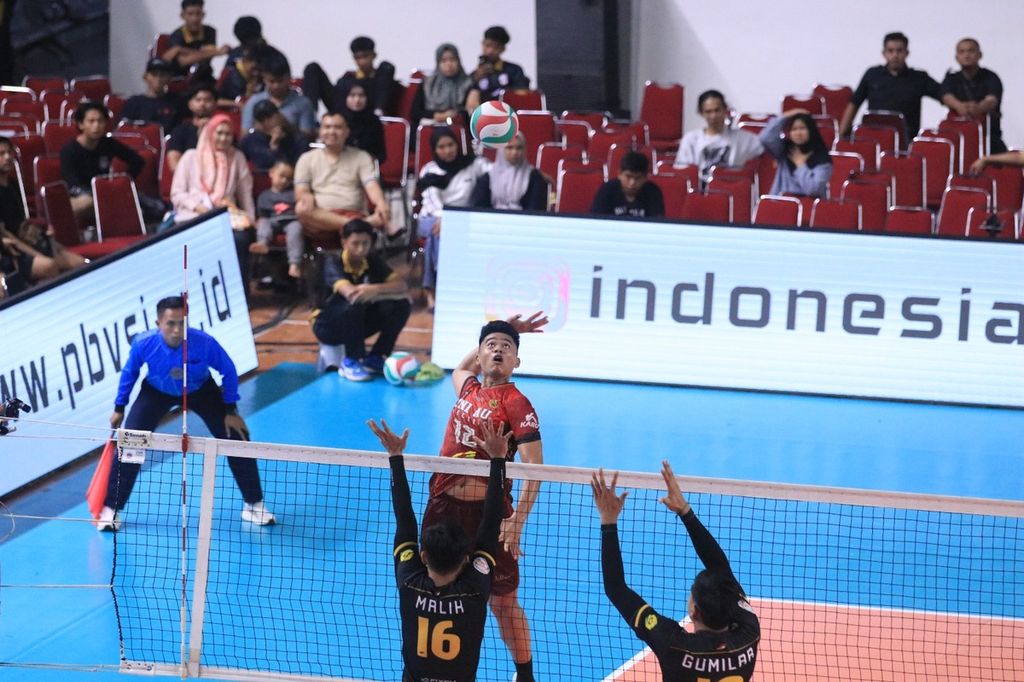 Tim bola voli putra TNI AU (merah) melawan Rajawali Pasundan pada laga keempat Livoli Divisi Utama 2024, di GOR Utama Bojonegoro, Bojonegoro, Jawa Timur. Sabtu (2/11/2024).