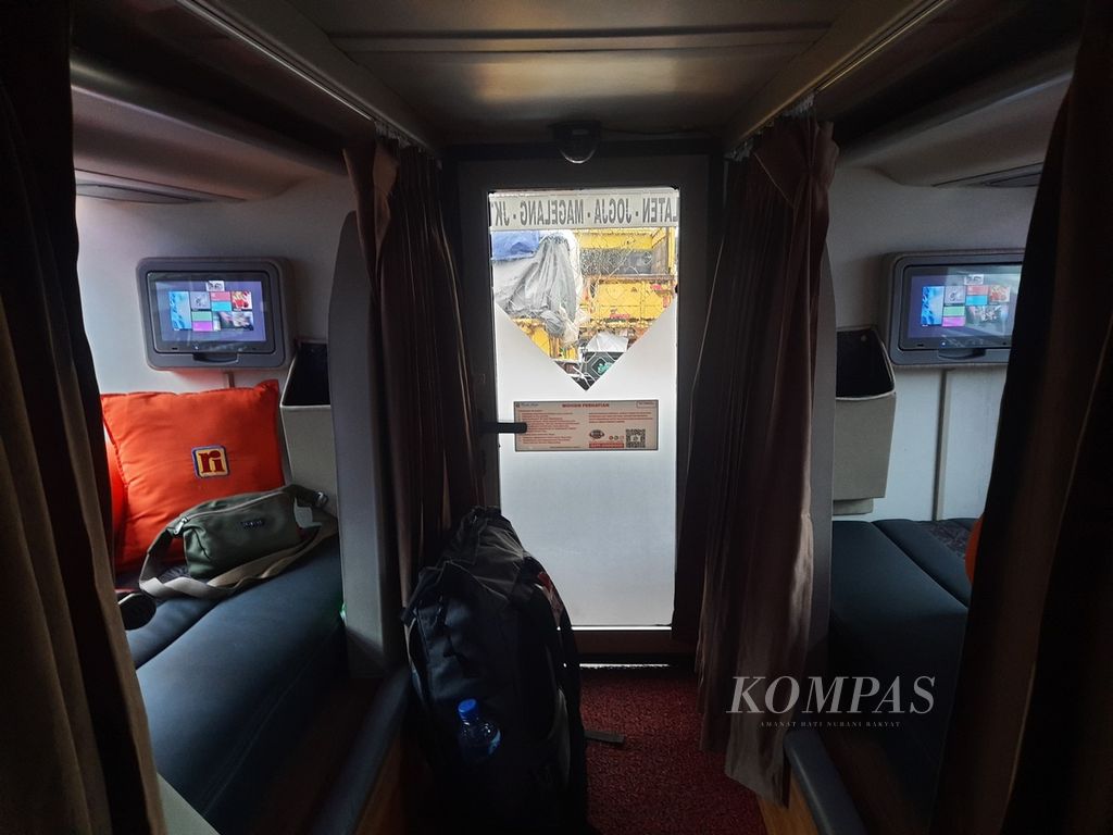 Tampilan dalam bus <i>sleeper </i>dari Perusahaan Otobus (PO) Rosalia Indah rute Ciputat, Tangerang Selatan hingga Klaten, Jawa Tengah pada Senin (1/4/2024). 