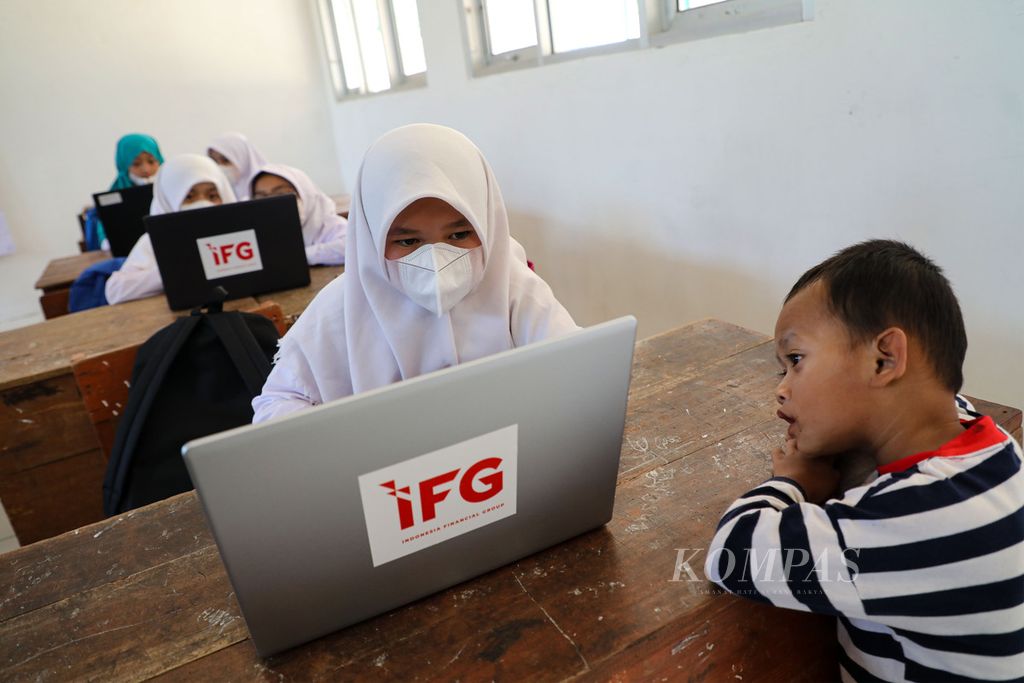 Siswa SD Negeri Malasari 01 mengoperasikan komputer jinjing atau laptop di ruang kelas di Desa Malasari, Kecamatan Nanggung, Bogor, Jawa Barat, Sabtu (9/4/2022). Pemerataan konektivitas digital bagi siswa sekolah sebenarnya bisa menjadi salah satu cara dalam memangkas kesenjangan kualitas pendidikan.