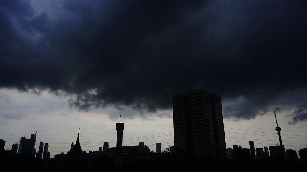 Gulungan awan mendung tebal di atas gedung-gedung yang terlihat dari kawasan Palmerah, Jakarta, Rabu (6/4/2022). 