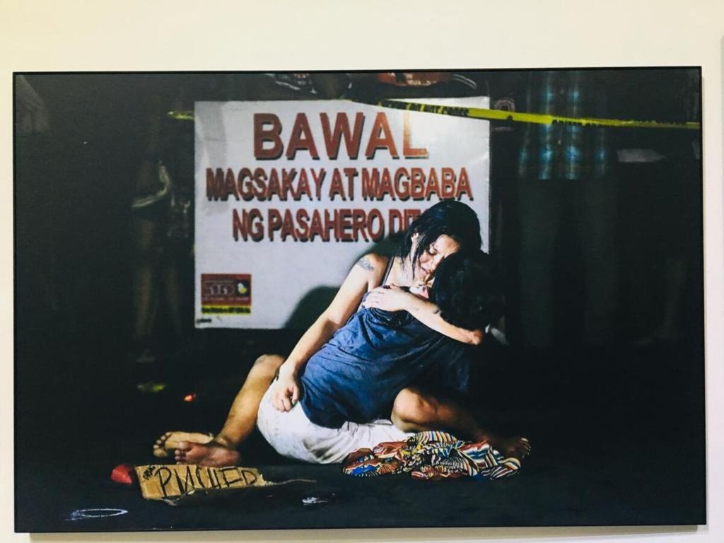 Salah satu foto persekusi pada orang diduga pengedar narkoba di Filipina dipamerkan pada pameran Scapegoating the Other in Southeast Asia di Galeri Salihara, Jakarta, Minggu (9/12/2018).