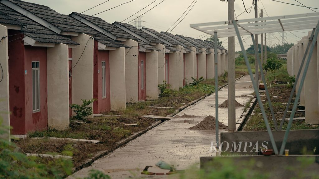 Hunian rumah tapak yang belum ditempati di Desa Sukamekar, Kecamatan Sukawangi, Kabupaten Bekasi, Jawa Barat, Selasa (18/1/2022). 