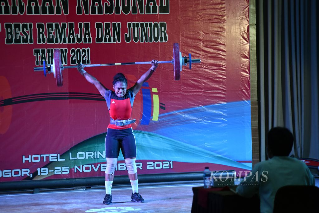 Lifter putri Papua Natasya Beteyob tampil sebagai peserta tamu dalam kelas 59 kg putri yunior Kejuaraan Nasional Angkat Besi Remaja dan Yunior 2021 di Sentul, Bogor, Jawa Barat, Senin (22/11/2021). 