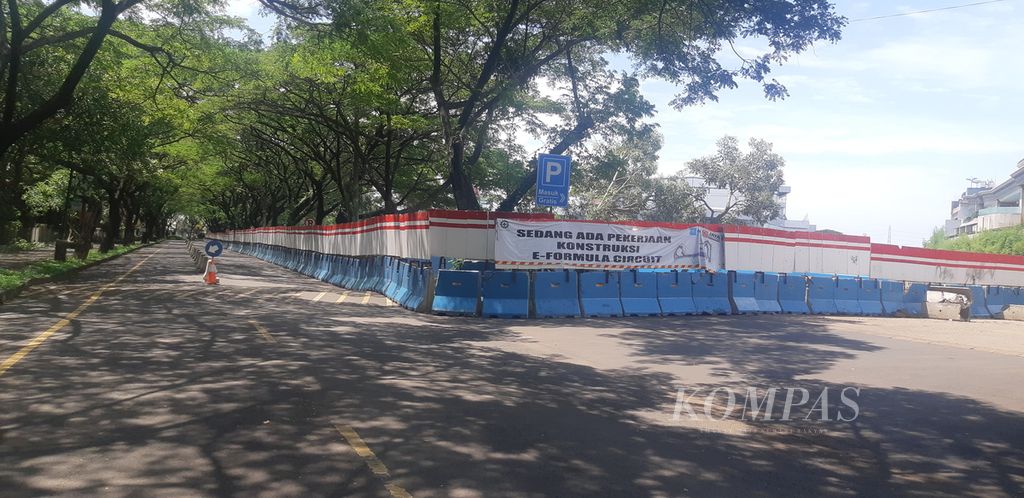 Separator dan pagar seng menutupi area sekitar lintasan Formula E di kawasan Pantai Karnaval Ancol, Taman Impian Jaya Ancol, Pademangan, Jakarta Utara, Rabu (27/4/2022).