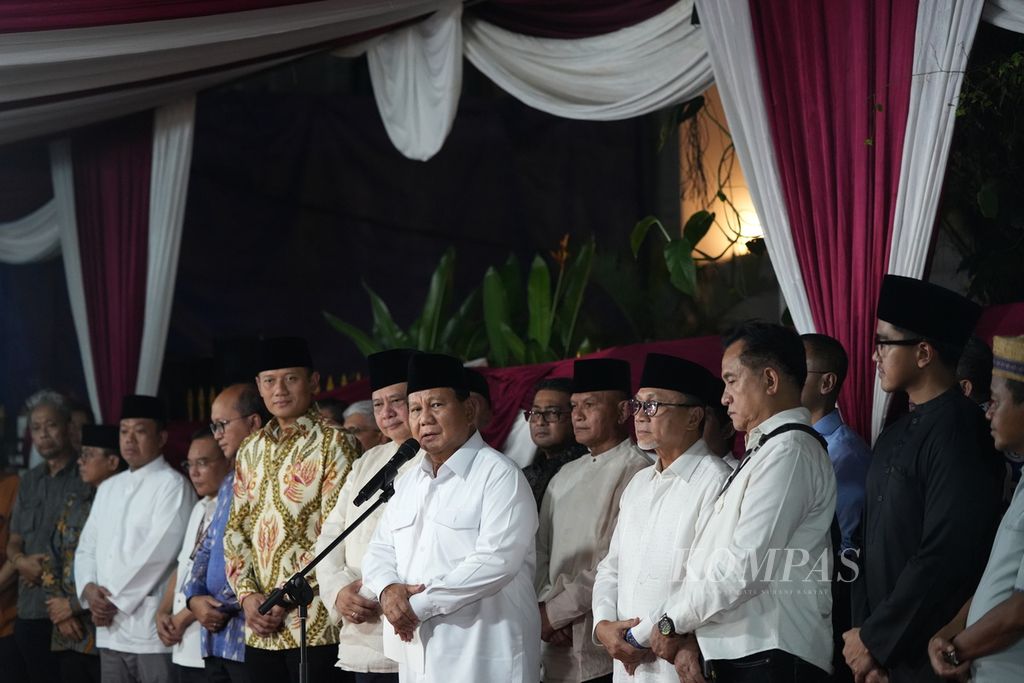 Prabowo Subianto, yang ditetapkan sebagai peraih suara terbanyak pada Pemilihan Presiden 2024, bersama pimpinan Koalisi Indonesia Maju dalam jumpa pers di kediamannya di Jalan Kertanegara, Jakarta, Rabu (20/3/2024) malam.