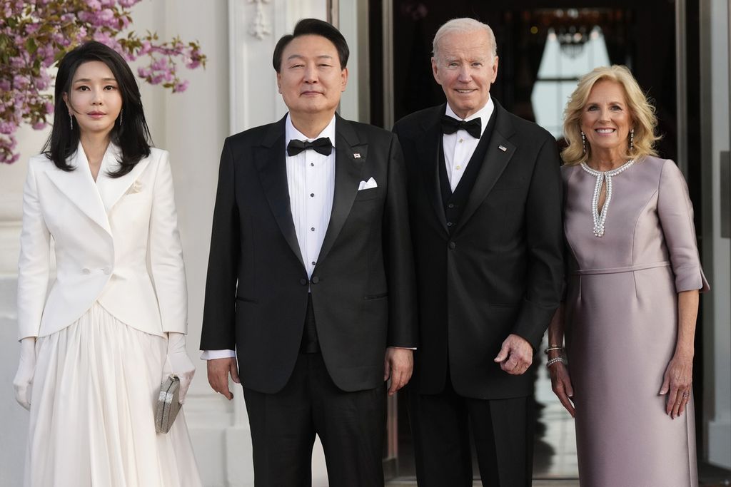 Presiden AS, Joe Biden, dan ibu negara Jill Biden berfoto dengan ibu negara Korea Selatan Kim Keon Hee dan Presiden Korea Selatan Yoon Suk Yeol di Serambi Utara Gedung Putih, Washington, saat mereka tiba untuk Makan Malam Kenegaraan, Rabu (26/4/2023). 