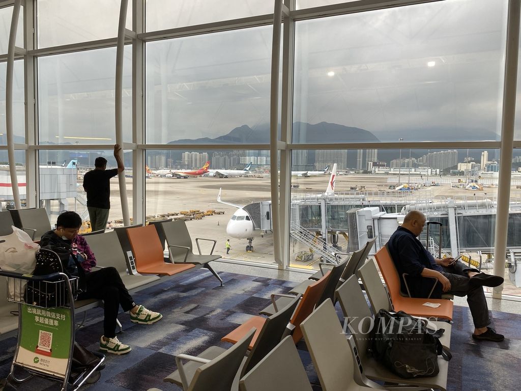 Aktivitas penerbangan di Bandara Internasional Hong Kong, Selasa (10/10/2023). Industri penerbangan internasional beranjak bangkit setelah terpuruk selama tiga tahun akibat pandemi.