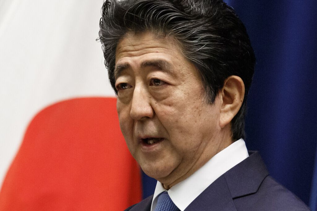 Perdana Menteri Jepang Shinzo Abe saat berbicara dalam konferensi pers di Tokyo, 18 Juni 2020.  