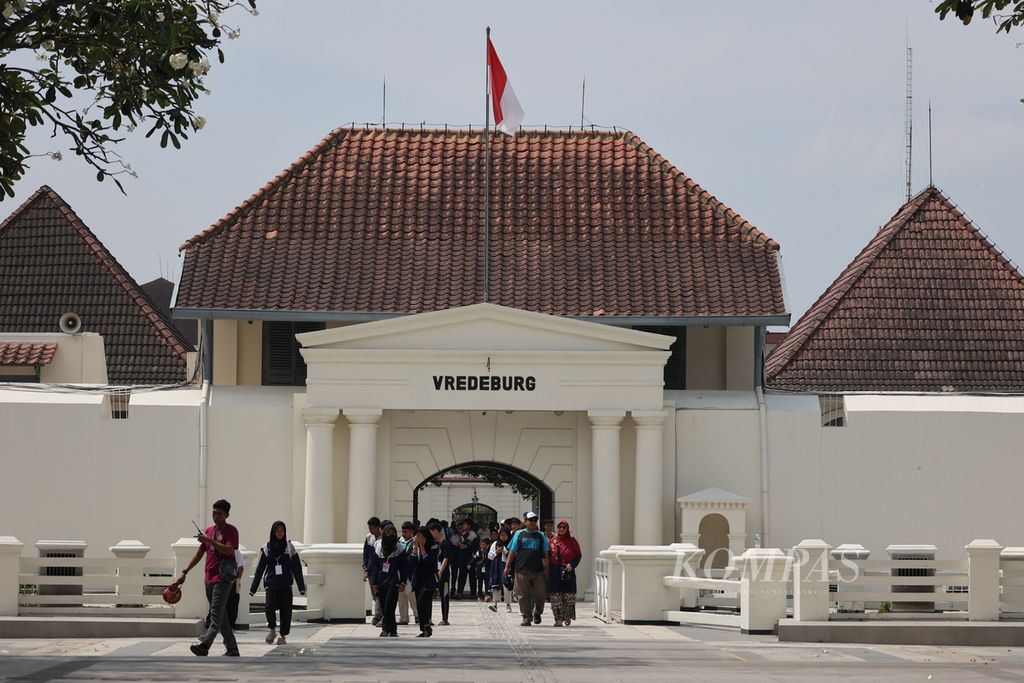 Wisatawan domestik mengunjungi Museum Benteng Vredeburg, Yogyakarta, Rabu (7/8/2024). Bulan Agustus diproyeksikan menjadi puncak kunjungan wisatawan asing di Yogyakarta dengan mayoritas pengunjung asal Eropa. Berbagai kegiatan yang digelar untuk menyambut HUT Republik Indonesia menjadi salah satu daya tarik bagi wisatawan mancanegara.