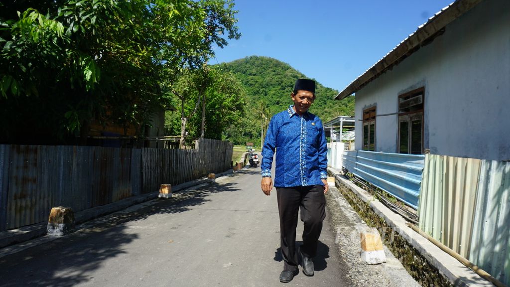 Kepala Desa Sermong menunjukkan lingkungan desanya yang tampak bersih di Desa Sermong, Kecamatan Taliwang, Kabupaten Sumbawa Barat, Nusa Tenggara Barat, Kamis (2/5/2024). Desa ini telah menerapkan sanitasi total berbasis masyarakat (STBM).