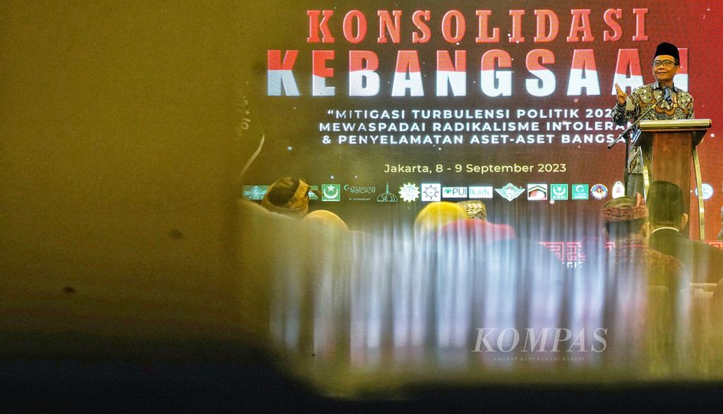 Menteri Koordinator Politik, Hukum, dan Keamanan Mahfud MD menyampaikan pidatonya dalam acara Konsolidasi Kebangsaan yang digelar Lembaga Persahabatan Ormas Islam dan Lembaga Persahabatan Ormas Keagamaan menjelang Pemilu 2024 di Hotel Royal Kuningan, Jakarta, Jumat (8/9/2023). 